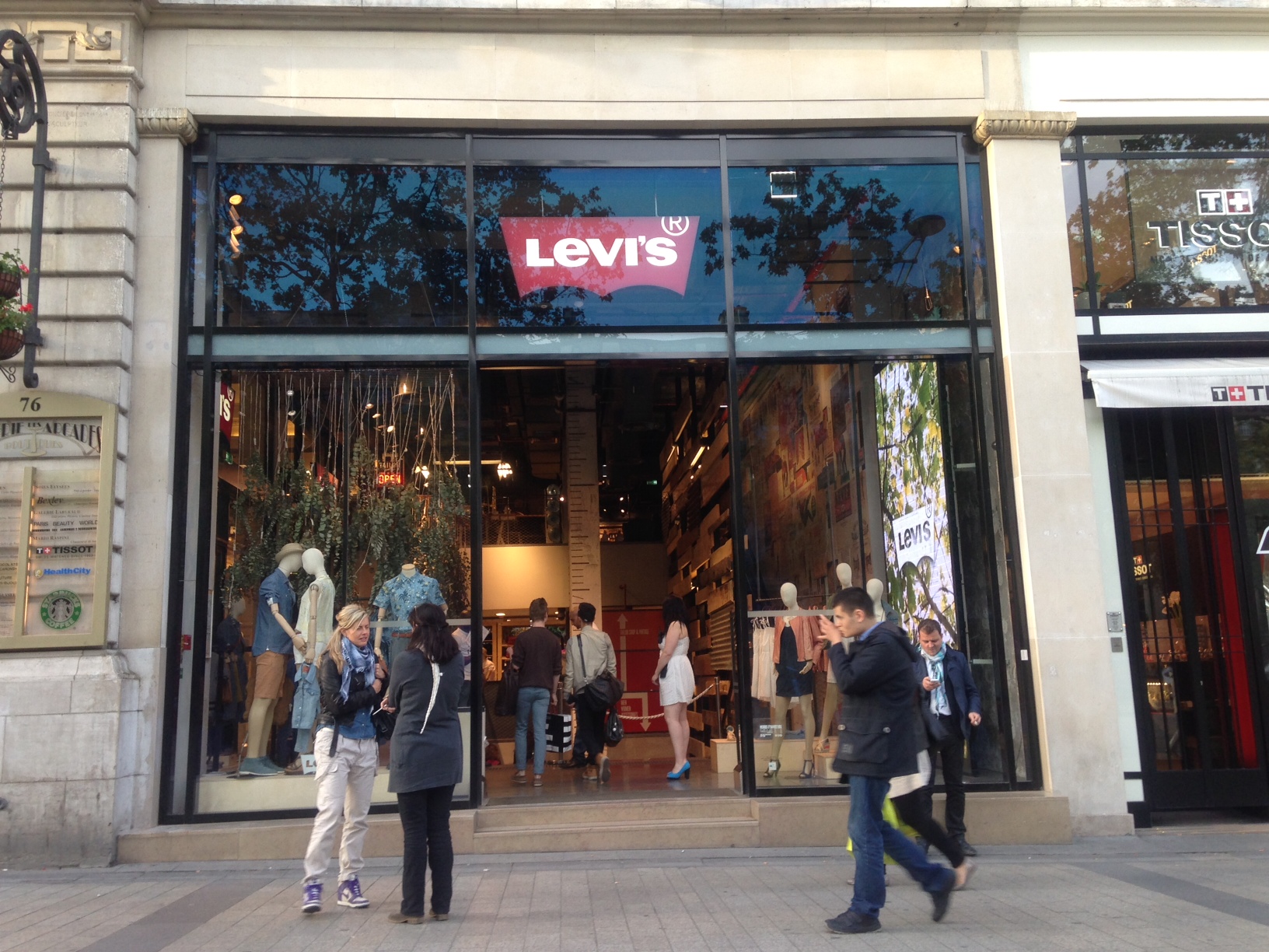 facade-Levis-store-flagship-paris