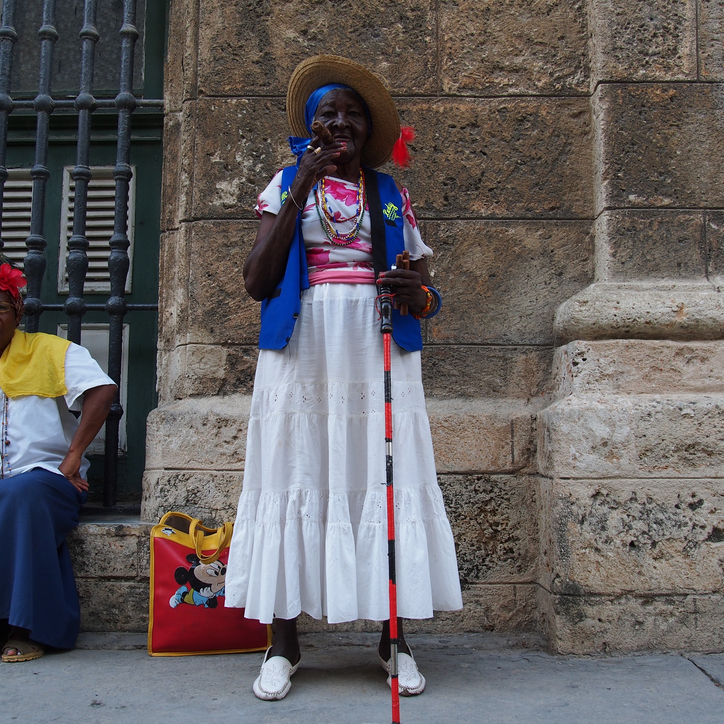 Кубинский стиль. Куба Гавана Национальная одежда. Куба национальный наряд кубинца. Кубинский стиль в одежде. Кубинский национальный костюм женский.