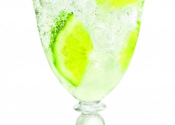 COINTREAU FIZZ CLASSIQUE Presser un demi-citron vert dans un verre rempli de glaçons . Verser 5cl de Cointreau . Rallonger à l’eau gazeuse